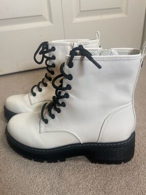Madden NYC White Combat Boots Lug Sole Lace-Up Ankle Boots Women’s Size 9